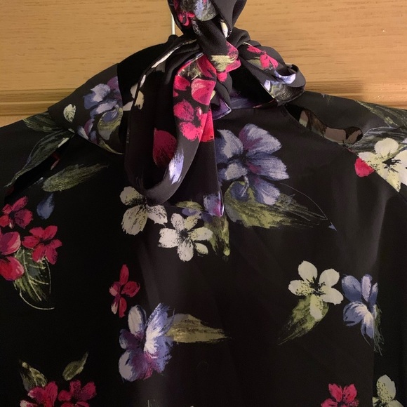 Flowered blouse 🌺🌸🌼 - Picture 4 of 7